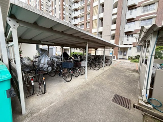 【駐輪場】 | 陵南住宅２号棟 | 駐輪場に屋根があるので、雨の日に自転車が濡れにくく嬉しいですね！