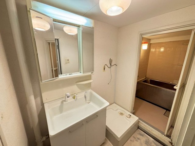 【独立洗面台】 | 陵南住宅２号棟 | シャワー付き洗面台ですので、寝ぐせ直しもラクラクですね！