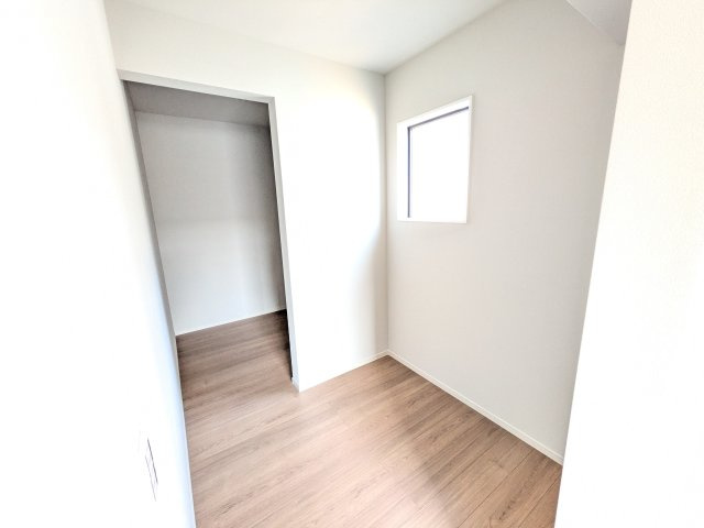 取手市本郷　2期　新築戸建　1号棟の収納|大容量のウォークインクローゼット。衣類はもちろん、スーツケースや季節の家電もまとめて収納でき、居室空間をすっきりと保ちます。