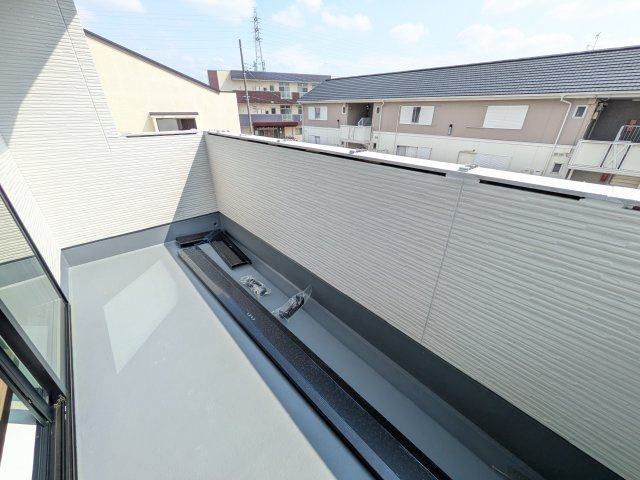 取手市本郷　2期　新築戸建　1号棟のバルコニー|洗濯物も布団もまとめて干せるワイド設計。
広々としたワイドバルコニーで、家事の効率が上がり、日々の暮らしが快適になります。