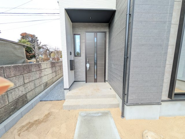 取手市本郷　2期　新築戸建　1号棟の玄関|お洒落な玄関ドアと洗練された外壁デザイン。家の顔にふさわしい上質な佇まいで、ご家族やお客様を迎えます。