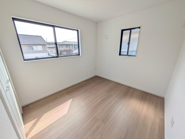 取手市本郷　2期　新築戸建　1号棟の洋室|たっぷり収納と明るい窓で、片付けも気持ち良くできる洋室。
お子様の「自分の部屋が欲しい」という夢を叶えます。