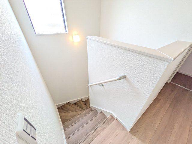 取手市本郷　2期　新築戸建　1号棟の内装|窓付きで明るい階段は、手すり付きでお子様からご年配の方まで安心して上り下りができます♪