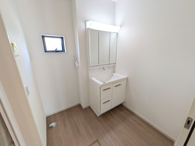 取手市本郷　2期　新築戸建　1号棟の独立洗面台|三面鏡の洗面化粧台はミラー扉の内側がすべて収納スペースになっており、収納力も魅力的です♪
ボックスティッシュも収納可能で、可変トレイは収納物に応じて高さ調整ができます！
取り外して洗えるので清潔です♪