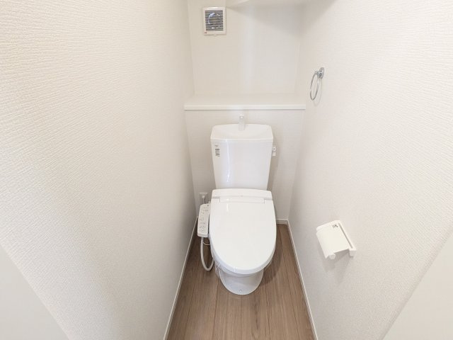 取手市本郷　2期　新築戸建　1号棟のトイレ|高い節水性能で、水道代を大幅にカット。環境とお財布に優しく、家計をしっかりサポートします。
もちろん温水洗浄便座付きです♪
