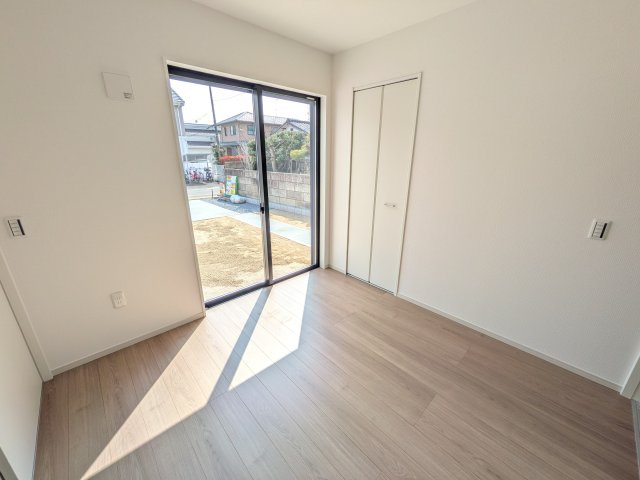 取手市本郷　2期　新築戸建　1号棟の洋室|リビングと繋がる多目的スペース。引き戸を開ければ広々LDK、閉じれば客間や書斎、お子様の遊び場に早変わりします。日当たりも良好です♪