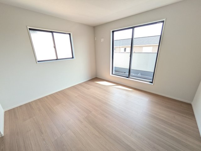 取手市本郷　2期　新築戸建　1号棟の洋室|バルコニーに面した２面採光で明るく開放的な洋室です。
デザイン性の高いアクセントクロスで、落ち着いた雰囲気を演出。収納力たっぷりのWIC完備で、室内をすっきりと保てます♪