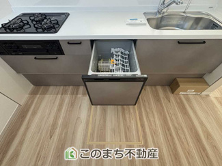 【キッチン】 | リガーレ宇都宮市一ノ沢町3期　1号棟 | （同社施工例）食器洗い乾燥機付きのシステムキッチン。家事の負担を軽減でき、忙しい毎日にも嬉しい設備です。3口ガスコンロ付きで料理も快適に楽しめます。