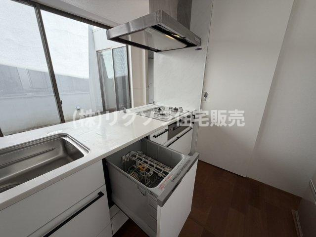 東船橋2丁目　中古一戸建てのキッチン|食器洗い乾燥機付き・ビルトイン3口コンロ
■物件内覧・資金計画相談・住宅ローン相談、リフォーム相談、お問合せ受付中■
※当日・翌日のご内覧、ご相談はお電話でのお問合せがスムーズです！