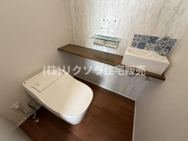 東船橋2丁目　中古一戸建てのトイレ|手洗い場・温水洗浄便座付き
■物件内覧・資金計画相談・住宅ローン相談、リフォーム相談、お問合せ受付中■
※当日・翌日のご内覧、ご相談はお電話でのお問合せがスムーズです！