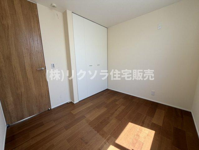東船橋2丁目　中古一戸建ての寝室|洋室4.8帖
■物件内覧・資金計画相談・住宅ローン相談、リフォーム相談、お問合せ受付中■
※当日・翌日のご内覧、ご相談はお電話でのお問合せがスムーズです！