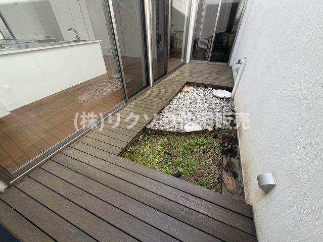 東船橋2丁目　中古一戸建ての庭|ウッドデッキ付きのお庭
■物件内覧・資金計画相談・住宅ローン相談、リフォーム相談、お問合せ受付中■
※当日・翌日のご内覧、ご相談はお電話でのお問合せがスムーズです！