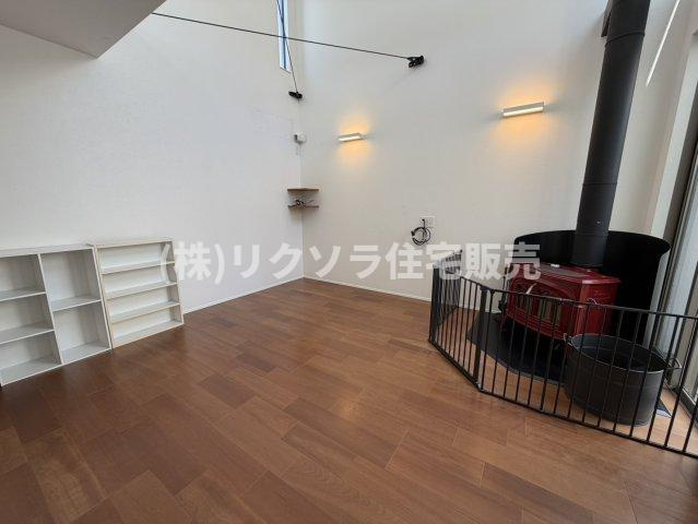 東船橋2丁目　中古一戸建ての居間・リビング|LDK24.5帖
■物件内覧・資金計画相談・住宅ローン相談、リフォーム相談、お問合せ受付中■
※当日・翌日のご内覧、ご相談はお電話でのお問合せがスムーズです！