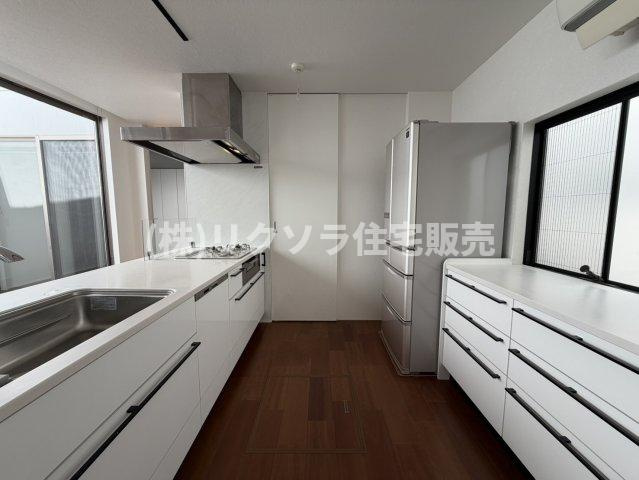 東船橋2丁目　中古一戸建てのキッチン|LDK24.5帖
■物件内覧・資金計画相談・住宅ローン相談、リフォーム相談、お問合せ受付中■
※当日・翌日のご内覧、ご相談はお電話でのお問合せがスムーズです！