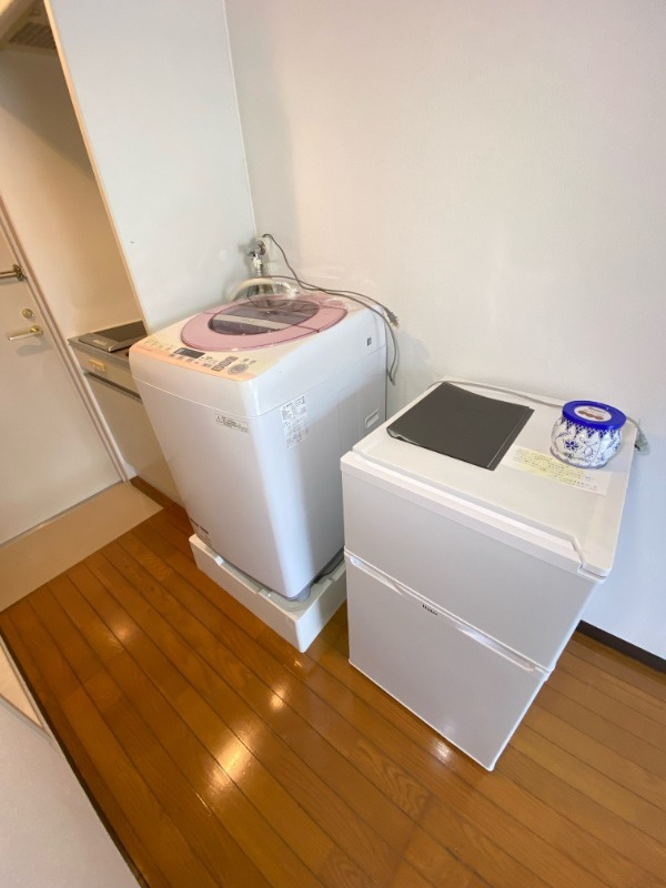 マンションソーキⅡの設備|洗濯機と冷蔵庫です※別部屋写真