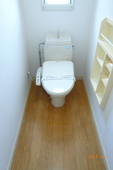 コーポリベールのトイレ|落ち着いたトイレです※別号室のお写真になります。