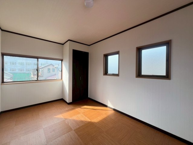 【洋室】 | 板橋区東坂下１丁目　中古戸建て | 採光面が多く取られているので室内が明るく、爽やかな雰囲気です