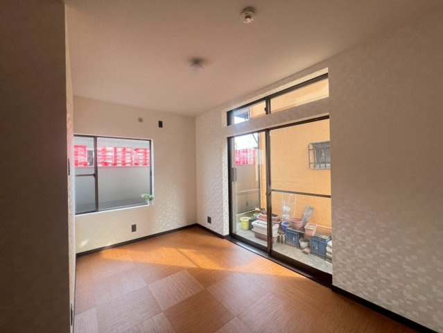 【洋室】 | 板橋区東坂下１丁目　中古戸建て | 大きな窓から爽やかな光と風が入る寛ぎのプライベートルーム
