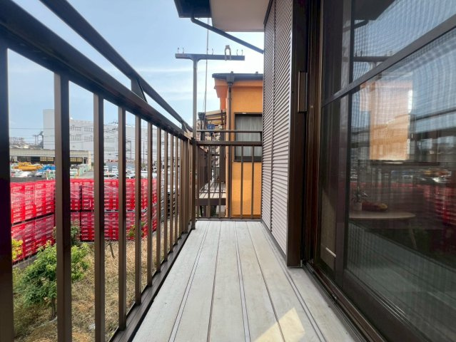 【バルコニー】 | 板橋区東坂下１丁目　中古戸建て | 陽当りのよい住宅エリアなので多くの陽光が降り注ぐバルコニー