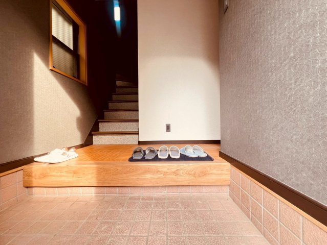 【玄関】 | 板橋区東坂下１丁目　中古戸建て | すべてを迎え入れる玄関は明るさを強調した心地良い空間を演出