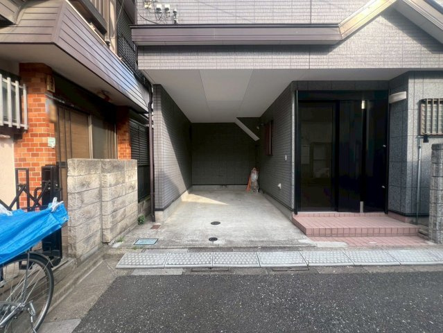 【駐車場】 | 板橋区東坂下１丁目　中古戸建て | 雨の日も濡れずにお車に乗り降りできます