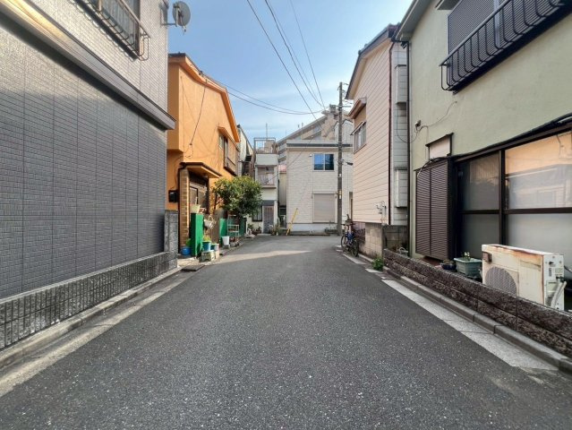 【前面道路含む現地写真】 | 板橋区東坂下１丁目　中古戸建て | 都営三田線「志村坂上」駅　徒歩12分で利便性も良好♪