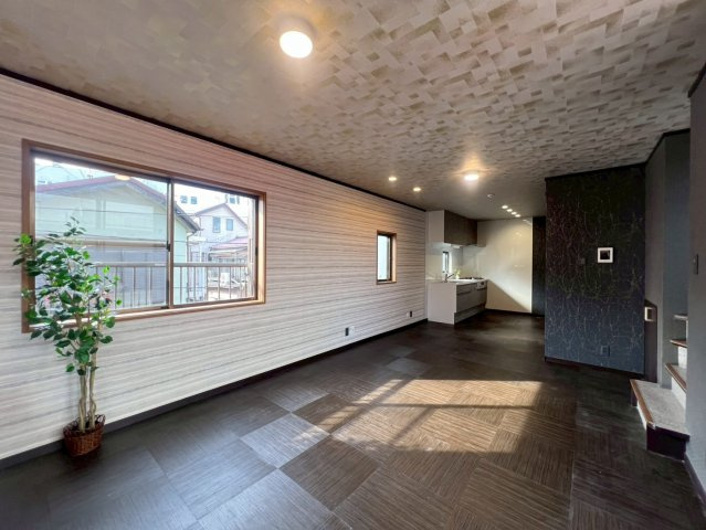 【居間・リビング】 | 板橋区東坂下１丁目　中古戸建て | 光と風があふれる開放的な明るい雰囲気のリビングダイニング