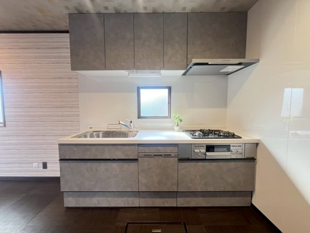 【キッチン】 | 板橋区東坂下１丁目　中古戸建て | 落ち着きのあるカラーで統一された清潔感と気品溢れるキッチン