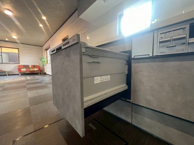 【キッチン】 | 板橋区東坂下１丁目　中古戸建て | 高温・高圧で汚れを落とすビルトイン食洗機、手荒れも防げます