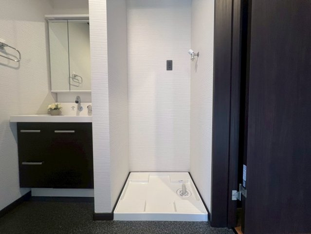 【洗面所】 | 板橋区東坂下１丁目　中古戸建て | 美しさと機能性を兼ね備えた収納豊富な洗面化粧台です