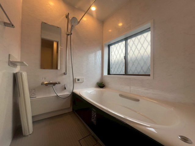 【浴室】 | 板橋区東坂下１丁目　中古戸建て | 一日の疲れが癒される優雅なバスタイムを堪能できる空間です