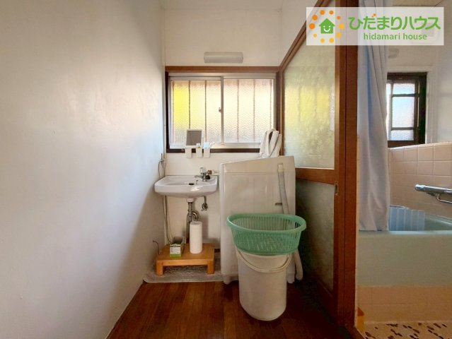 日立市相田町３丁目　中古戸建の洗面所|浴室に隣接した洗面所で、入浴時の動線もスムーズ。
日常の使いやすさを考えた間取りです。
