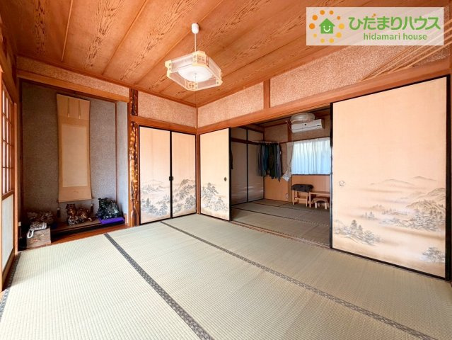 日立市相田町３丁目　中古戸建の和室|一番広さのある和室には床の間を設けており、格式を感じる落ち着いた空間。
客間としてもご利用いただける、ゆとりある一室です。