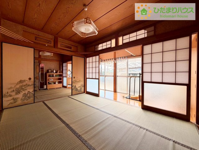 日立市相田町３丁目　中古戸建の和室|広さのある和室と床の間が織りなす落ち着いた空間は、ぜひ現地でご体感ください。