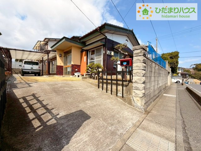 日立市相田町３丁目　中古戸建の駐車場|コンパクトな間口で、落ち着いた住環境。
外からの視線も入りにくく、プライバシー性にも配慮されています。