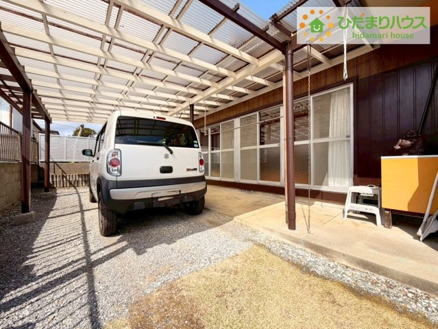 日立市相田町３丁目　中古戸建の駐車場|カーポート付きの駐車場で、雨の日の乗り降りもスムーズ。
日々の使い勝手にも配慮されたポイントです。