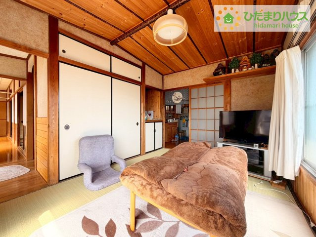 日立市相田町３丁目　中古戸建の居間・リビング|南に面した大きな窓から差し込む光で日中は電気いらず♪