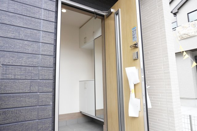 草加市清門3丁目 新築分譲住宅 全3棟 B号棟の玄関