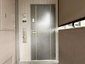 【その他共用部分】 | 皆様をお迎えする、お部屋の玄関ドア。開けやすさや開放角度、ドアノブの操作しやすさや鍵の形状などを、現地で一度ご確認ください。～即日のご見学可能～　お問合せはお気軽にどうぞ。