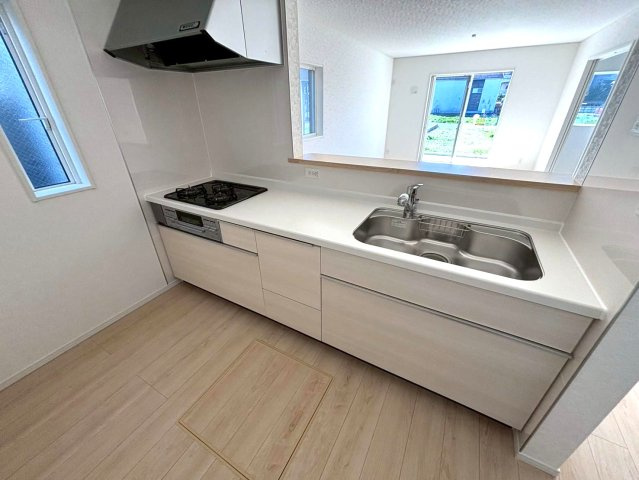 クワイエ　岐阜市菅生第5　全2区画分譲のキッチン|お手入れがラクなステンレスをワークスペース部分トップに使用した、機能的で美しいシステムキッチンです。
浄水器組込み水栓でシンクまわりがスッキリ広々お使いいただけます。フラットな造りでお掃除も楽々です。