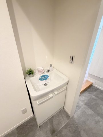 パークフィールドみさとテラ・ウエスト2街区2号館の洗面所|玄関土間収納に洗面台付！帰ってすぐ手洗いが出来ます