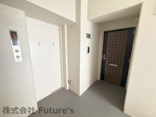 パークフィールドみさとテラ・ウエスト2街区2号館の玄関|エレベーター横のお部屋です。