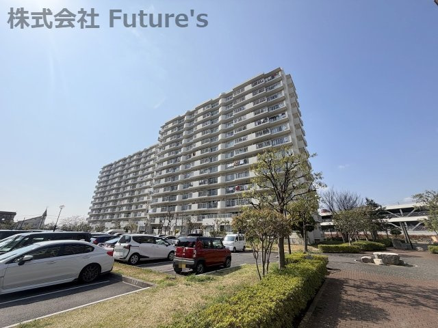 パークフィールドみさとテラ・ウエスト2街区2号館の外観|MEGAドン・キホーテまですぐ。買い物にも便利な立地です