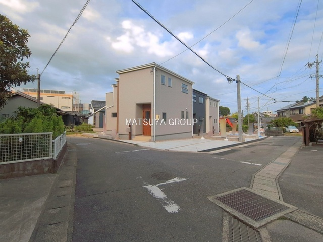 リーブルガーデン岡崎市福岡町第2　4号棟の前面道路含む現地写真
