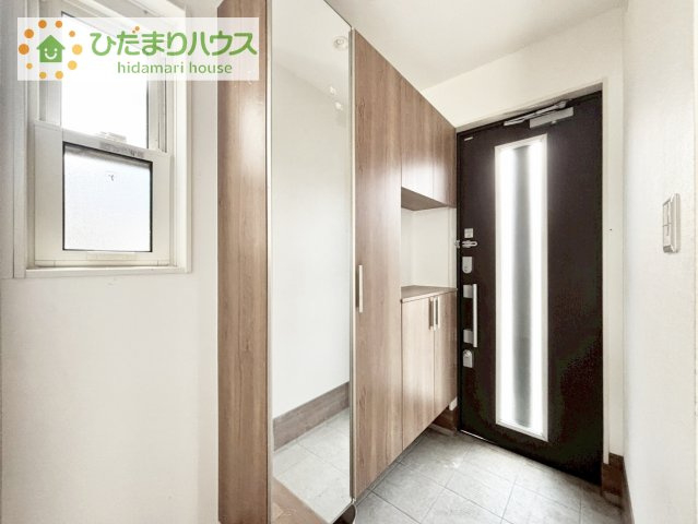 【玄関】 | 龍ケ崎市松ケ丘1丁目　中古戸建 | 窓が多く明るい玄関(*^^*)
シューズボックスは大容量でスニーカーマニアも安心♪
鏡も付いておりお出かけ前の身だしなみチェックもできます！