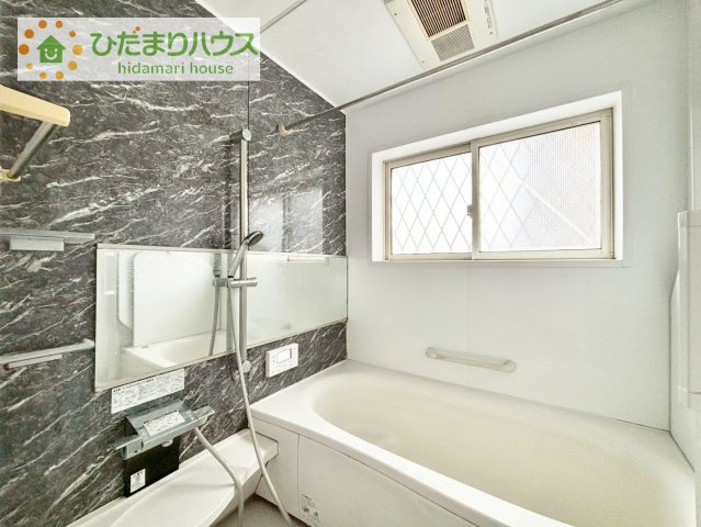 【浴室】 | 龍ケ崎市松ケ丘1丁目　中古戸建 | 大理石調のパネルで高級感溢れるお風呂(^^)v
ゆっくりと一日の疲れをい癒してください♪