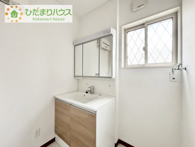 【独立洗面台】 | 龍ケ崎市松ケ丘1丁目　中古戸建 | 三面鏡の大きな鏡は憧れます(^^♪
鏡の後ろは収納となっていて、細かいものでも収納できるのでスッキリと整理できます！