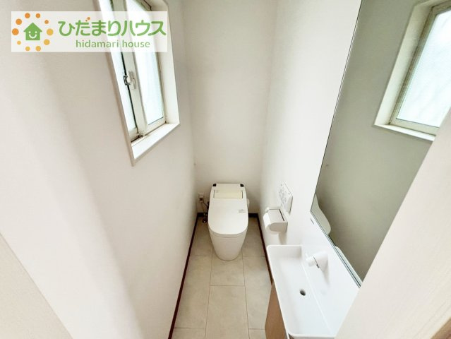 【トイレ】 | 龍ケ崎市松ケ丘1丁目　中古戸建 | 手洗い場が付いており、洗面所までてお洗いに行く必要がありません！