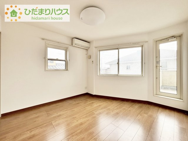 【寝室】 | 龍ケ崎市松ケ丘1丁目　中古戸建 | バルコニーに面していて、たっぷり光りの入る明るい主寝室です！