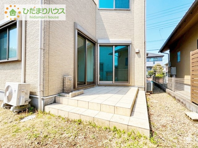 【庭】 | 龍ケ崎市松ケ丘1丁目　中古戸建 | タイルデッキはリビングと洋室から出入りができ、食事やティータイムにピッタリなサイズ♪